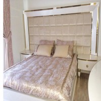 Ev Gezmesi: Şık renkler ve parlak kumaşlarla göz alıcı bir dekor..