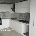 Aynalı tezgah arası ile şık bir havaya bürünen bir beyaz mutfak..