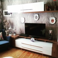 Nigar Hanım'ın krem, mavi ve ahşap ağırlıklı rahatlatıcı evi