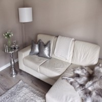 Doğal tonların maviyle karakterlendiği, abartıdan uzak, şık bir dekor.