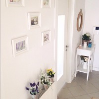 Beyazın canlı renklerle kombinlendiği içimizi açan bir ev