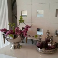 Aygül Hanım'ın bordo ve gümüş ağırlıklı şık salonu