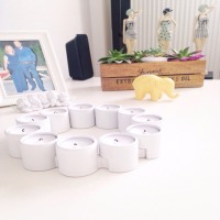 Beyazın canlı renklerle kombinlendiği içimizi açan bir ev