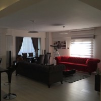 Koyu renklere kırmızı vurgusuyla stil sahibi bir ev..