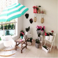 Gülseren Hanım'ın aksesuar ve mevsim çiçekleriyle renklenen beyaz evi