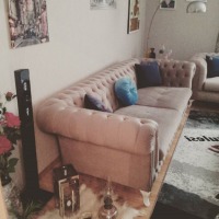 Nigar Hanım'ın krem, mavi ve ahşap ağırlıklı rahatlatıcı evi