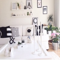 Gülseren Hanım'ın aksesuar ve mevsim çiçekleriyle renklenen beyaz evi