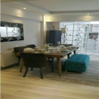 Siyah mobilyaların maviyle hareketlendiği modern bir dekor..