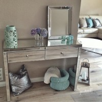 Doğal tonların maviyle karakterlendiği, abartıdan uzak, şık bir dekor.