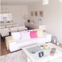 Beyazın canlı renklerle kombinlendiği içimizi açan bir ev