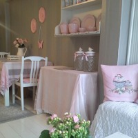 Pastel mavi ve pembelerle zarif bir ev