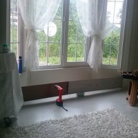 Pembe bir köy evinde artan parkeden cumbaya sedir yapımı