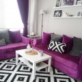 Kübra hanımın mor vurgusu ile aydınlık ve canlı evi..