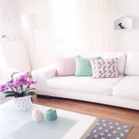 Beyazın canlı renklerle kombinlendiği içimizi açan bir ev