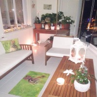 Beyazın canlı renklerle kombinlendiği içimizi açan bir ev