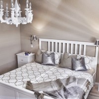 Doğal tonların maviyle karakterlendiği, abartıdan uzak, şık bir dekor.