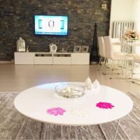 Açık tonlar ve sade aksesuarlarla modern ve şık bir ev