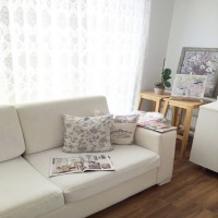 Açık renklerle döşenmiş içimizi açan ferah bir ev..