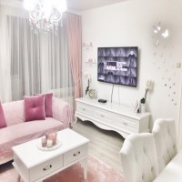 Pembe tonlarının beyaz mobilyalarla kullanıldığı zarif bir ev..