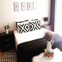 Gülseren Hanım'ın aksesuar ve mevsim çiçekleriyle renklenen beyaz evi