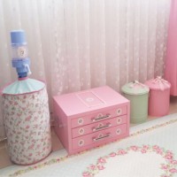 Mavi, pembe ve çiçek desenlerle country bir ev