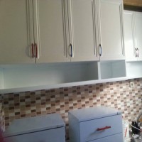 Neşe Hanım'ın beyaza boyadığı koyu renk mutfak dolapları