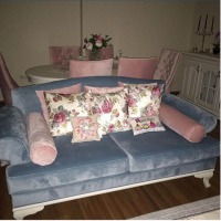 Pembeler Mavilerle Neşeli ve Genç Bir Ev