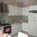 Pastel aksesuarlarla renklenen keyifli bir mutfak..