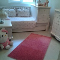 Kahverengi ve beyazlarla döşeli zarif bir ev