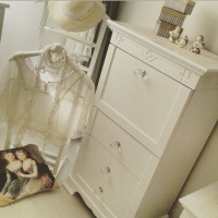 Kahverengi ve beyazlarla döşeli zarif bir ev