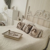 Kahverengi ve beyazlarla döşeli zarif bir ev