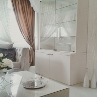 Kahverengi ve beyazlarla döşeli zarif bir ev