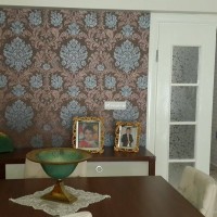 Servin Hanım'ın duvar kağıtlarıyla renklendirdiği harika salonu