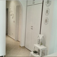 Kahverengi ve beyazlarla döşeli zarif bir ev