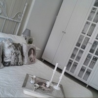 Kahverengi ve beyazlarla döşeli zarif bir ev