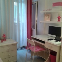 Kahverengi ve beyazlarla döşeli zarif bir ev