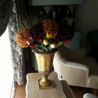 Servin Hanım'ın duvar kağıtlarıyla renklendirdiği harika salonu