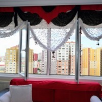 12'inci kattaki evde içeri doğru açılan camlar