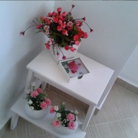 Kahverengi ve beyazlarla döşeli zarif bir ev