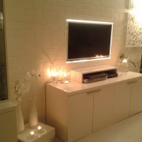 Kahverengi ve beyazlarla döşeli zarif bir ev