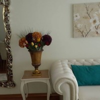 Servin Hanım'ın duvar kağıtlarıyla renklendirdiği harika salonu