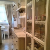 Kahverengi ve beyazlarla döşeli zarif bir ev