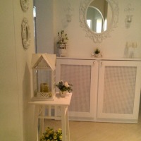 Kahverengi ve beyazlarla döşeli zarif bir ev