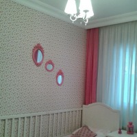 Kahverengi ve beyazlarla döşeli zarif bir ev