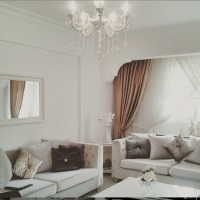 Kahverengi ve beyazlarla döşeli zarif bir ev