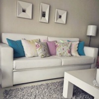 Yastık, aksesuar ve fon perde değişimiyle her gün yeni bir salon