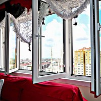 12'inci kattaki evde içeri doğru açılan camlar