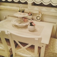 Kahverengi ve beyazlarla döşeli zarif bir ev