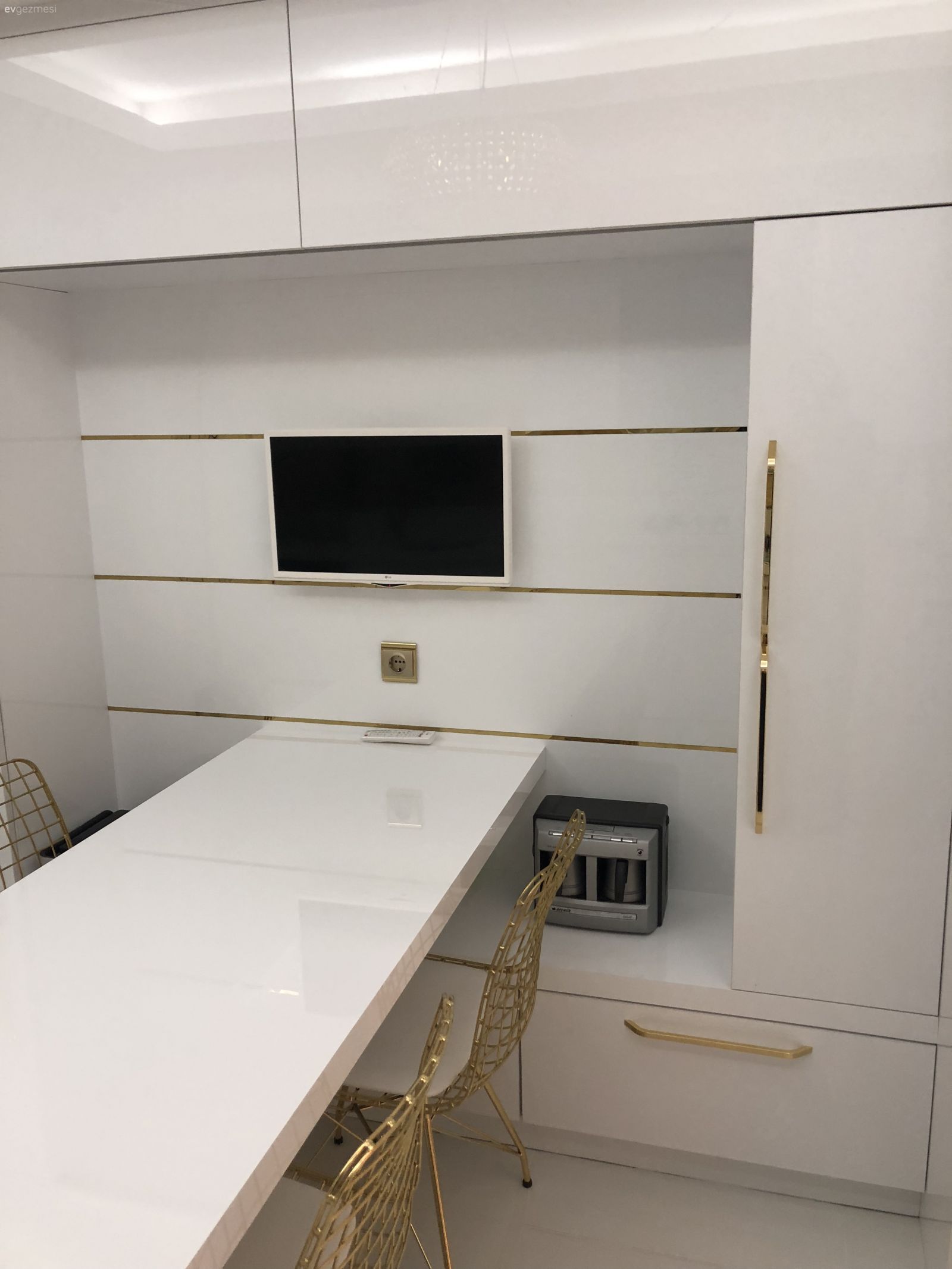 Bu Evde Klasik Detaylar Göz Alıcı Bir Tasarım Oluşturmuş.