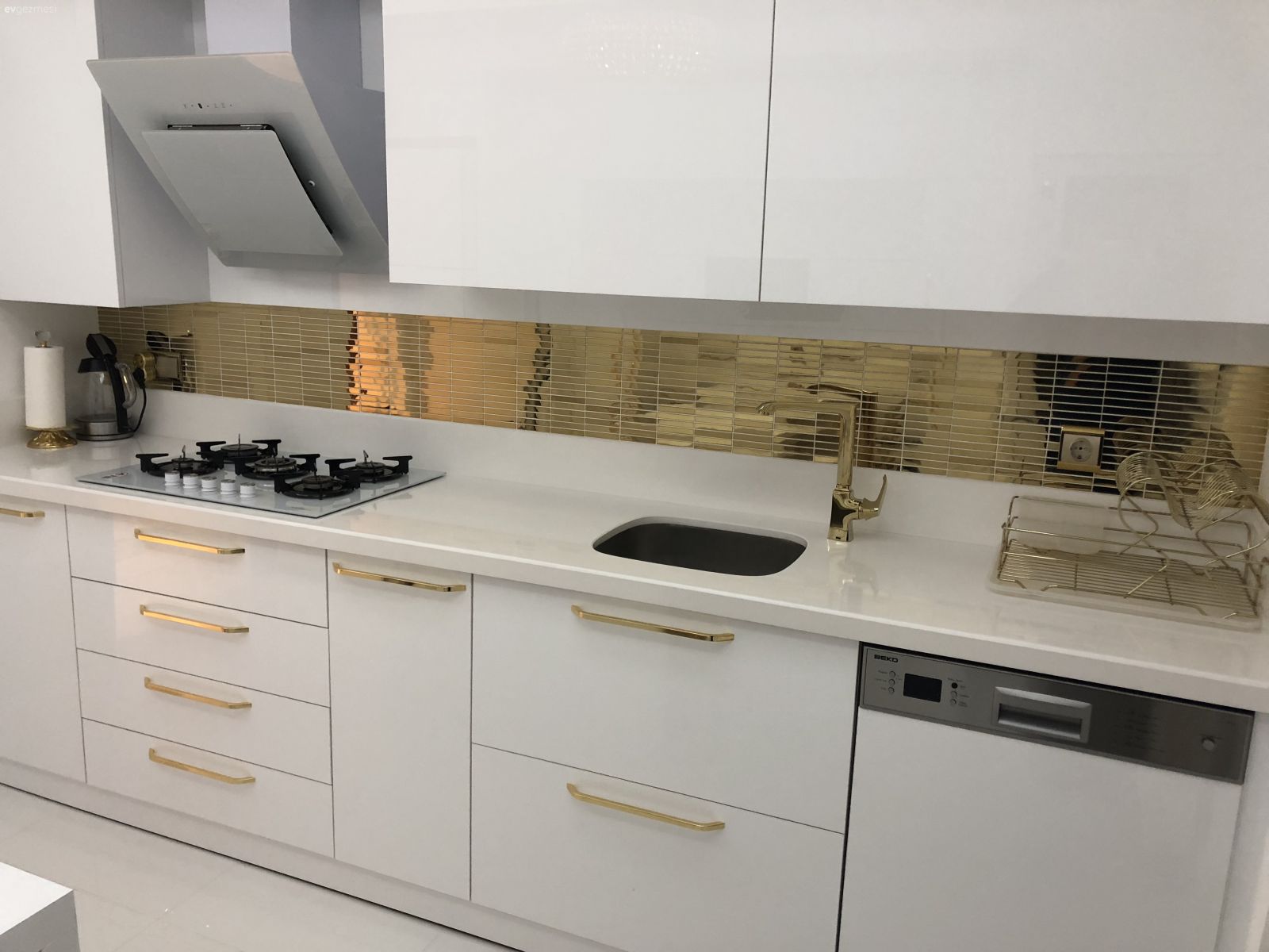 Bu Evde Klasik Detaylar Göz Alıcı Bir Tasarım Oluşturmuş.